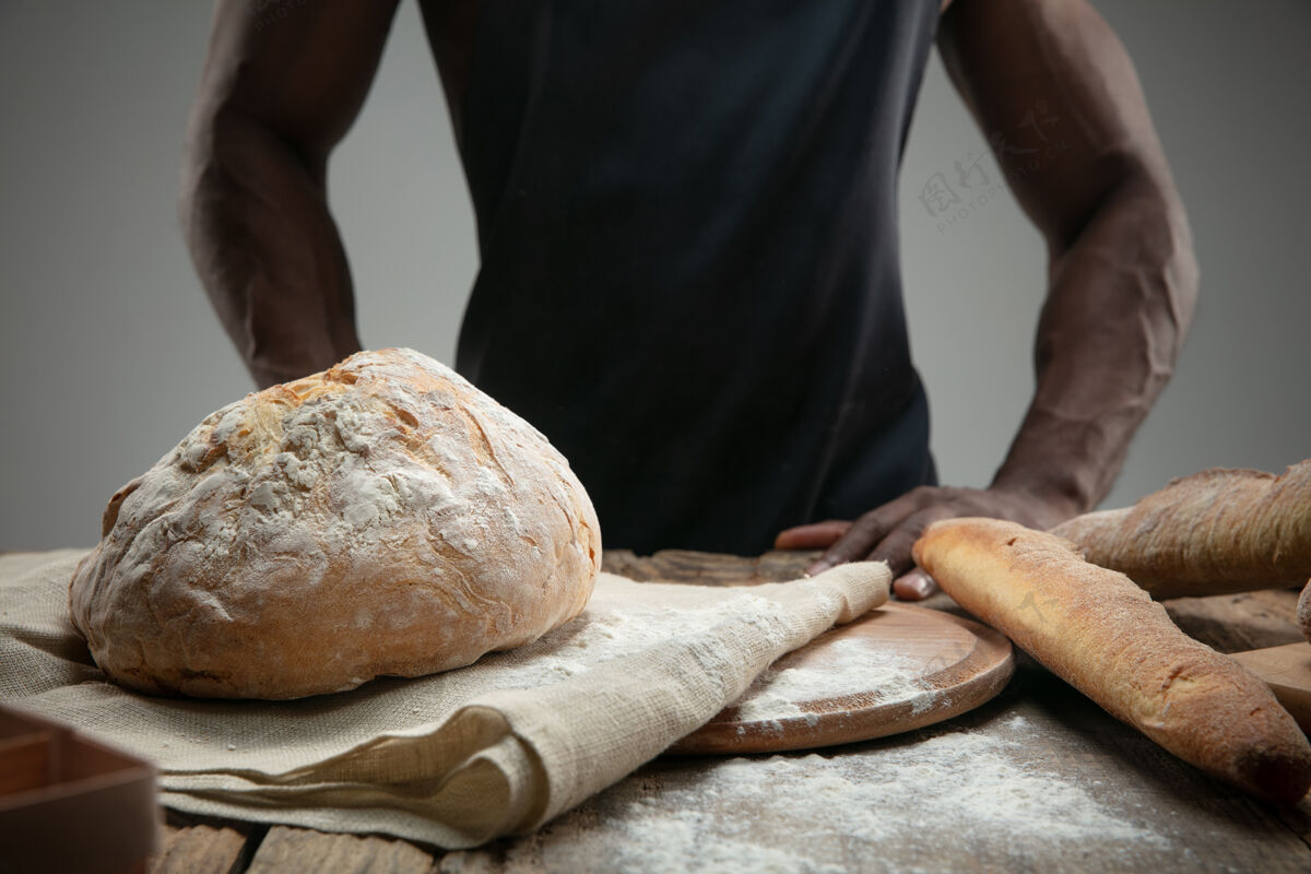 纯非洲裔美国人的特写镜头：在木桌上烹调新鲜的谷类食品 面包 麸皮美味的食物 营养 工艺制品无麸质食品 健康的生活方式 有机和安全的制造手工制作新鲜健康谷类