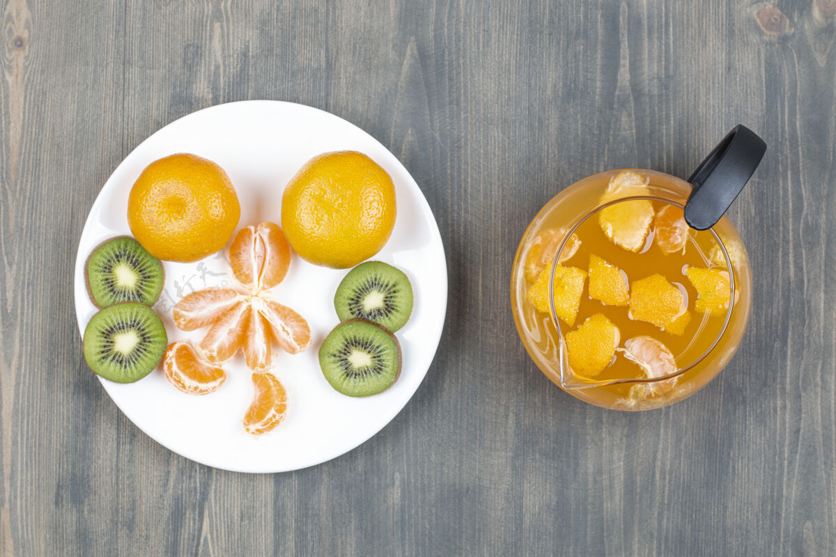 切片用一瓶果汁把各种水果切成薄片桌子食物罐子