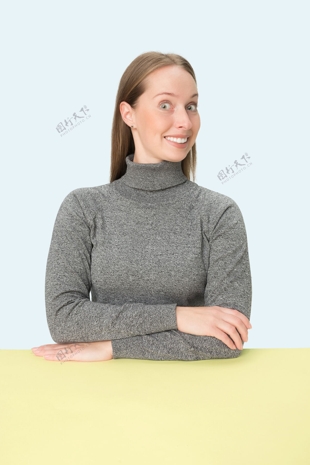 老板在粉色工作室背景下 坐在桌子旁的快乐微笑的女商人这是一幅极简主义风格的肖像画脸悲伤办公室