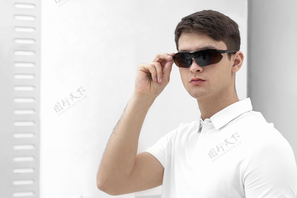 技术戴着数码眼镜的年轻人设备模特男性