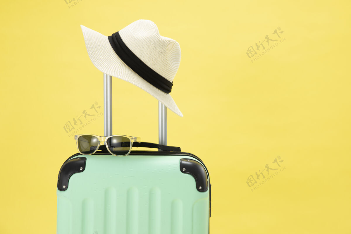 帽子黄色背景上的手提箱 太阳镜 相机和帽子顶视图-度假概念水平度假材料