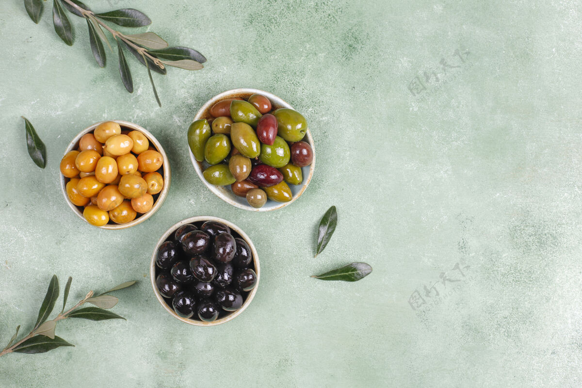 美食各种绿色和黑色的全橄榄传统自然顶视图