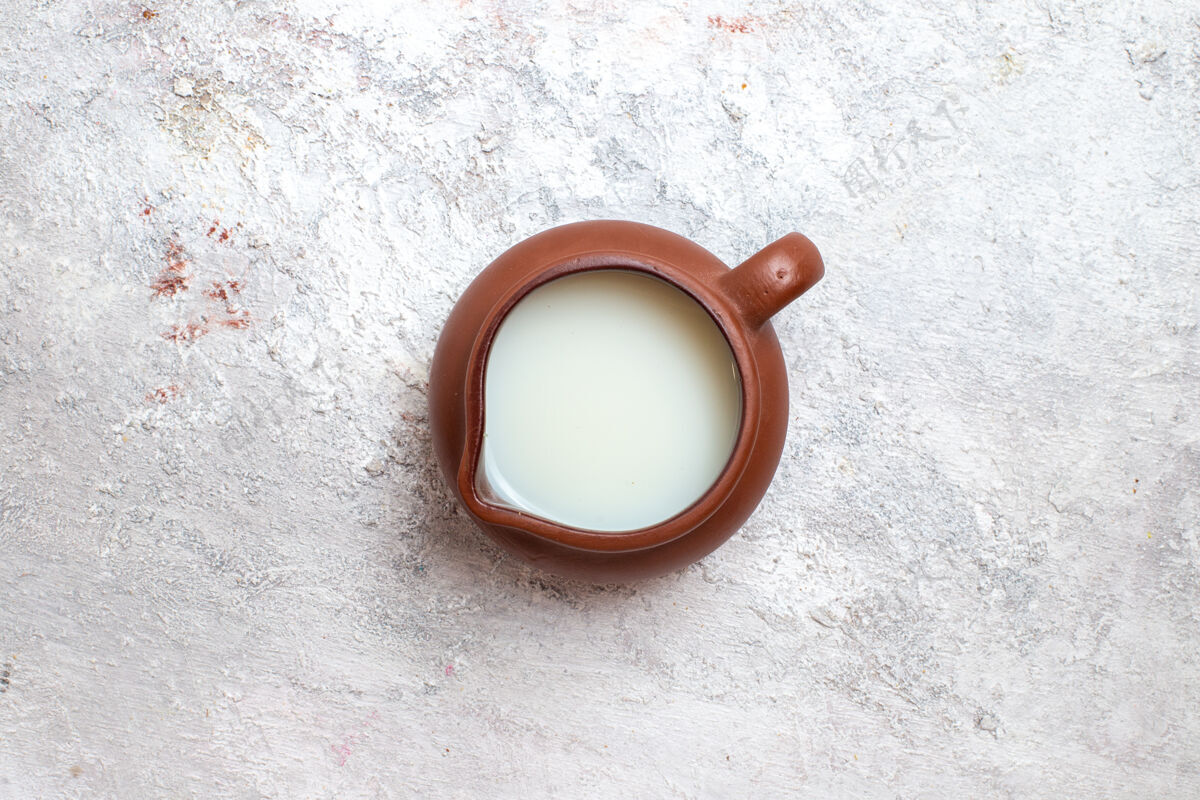 里面顶视图新鲜牛奶在白色表面上的棕色罐子牛奶乳制品奶酪奶油视野罐子戒指