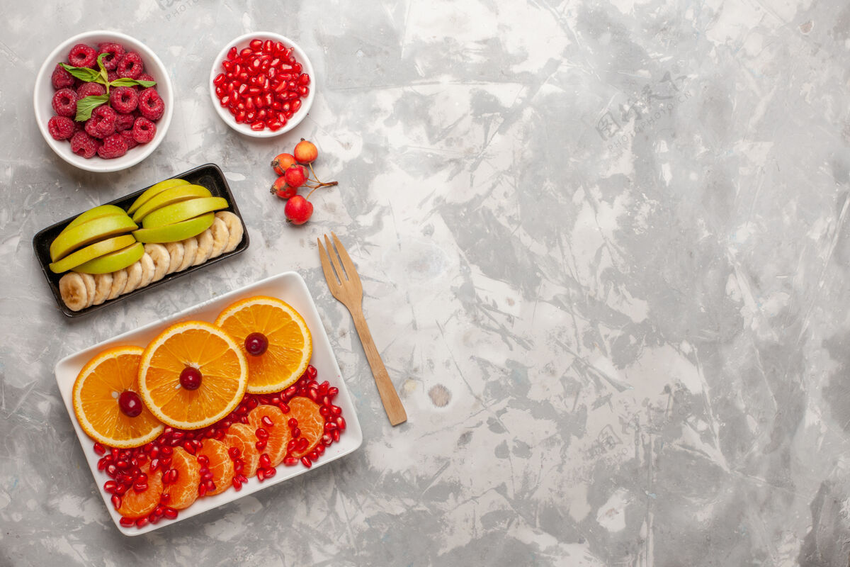水果顶视图切片橙子与覆盆子上轻背景水果浆果多汁醇厚橙子早餐餐点