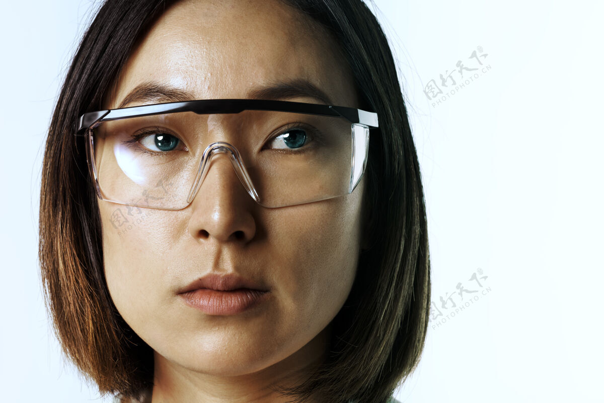 商业戴ar眼镜的女商人\/ar智能眼镜\/智能眼镜未来科技网络现实未来派技术