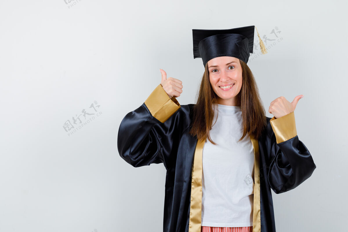 年轻女毕业生的肖像 穿着制服 休闲服 向上竖起大拇指 看上去很幸运休闲衣服证书