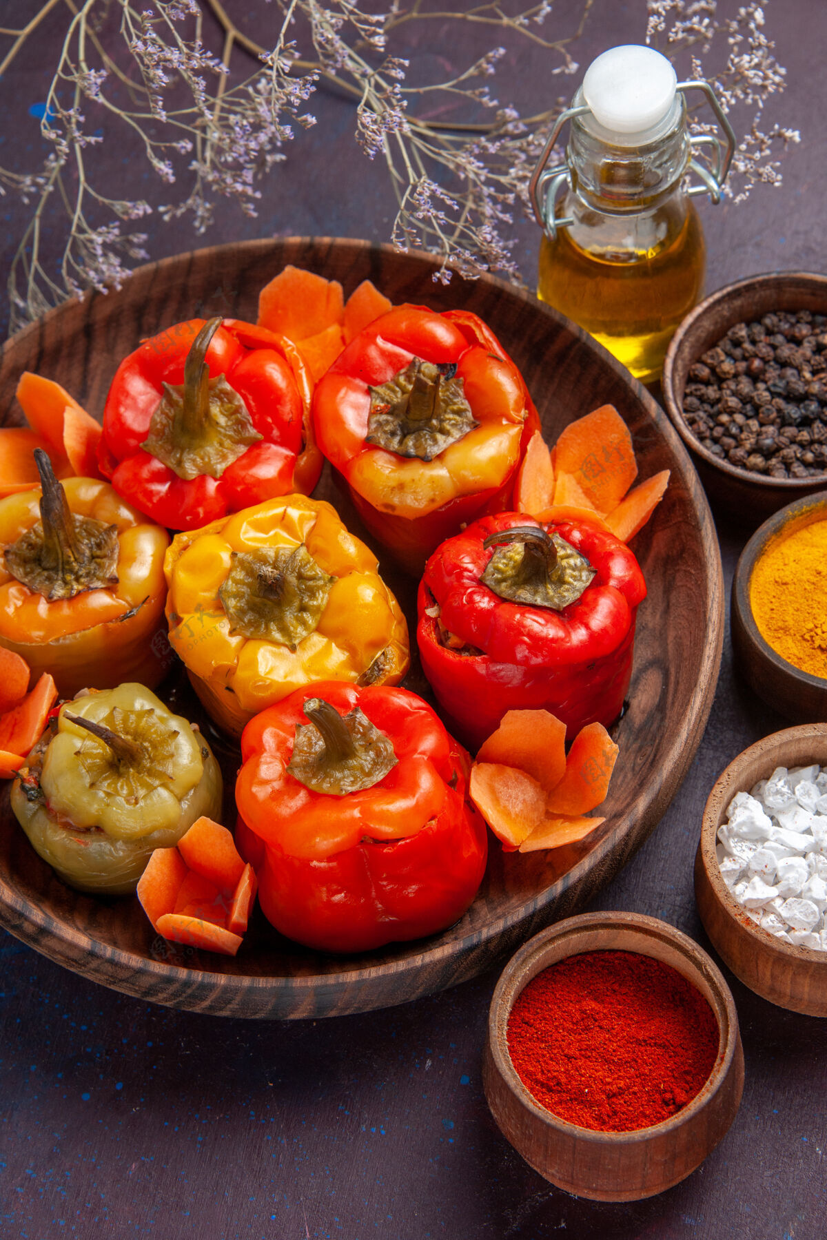 生的顶视图熟甜椒配调味料上的深灰色表面一餐蔬菜肉多尔玛食物柿子视图水果