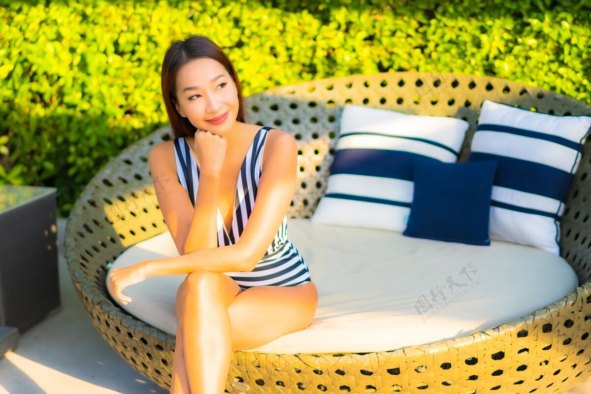 美容肖像美丽的年轻女子放松微笑休闲度假酒店游泳池周围中国女性成人
