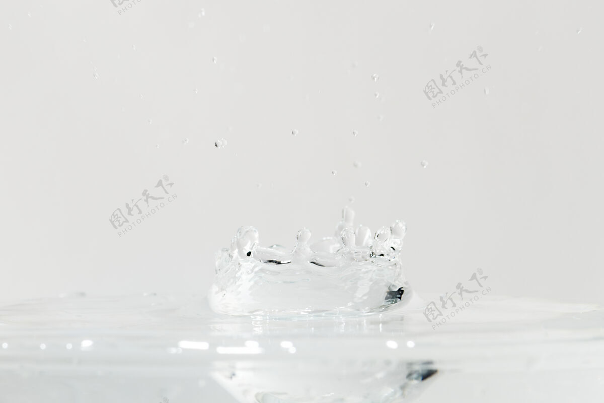 透明水溅在玻璃背景上干净水生态