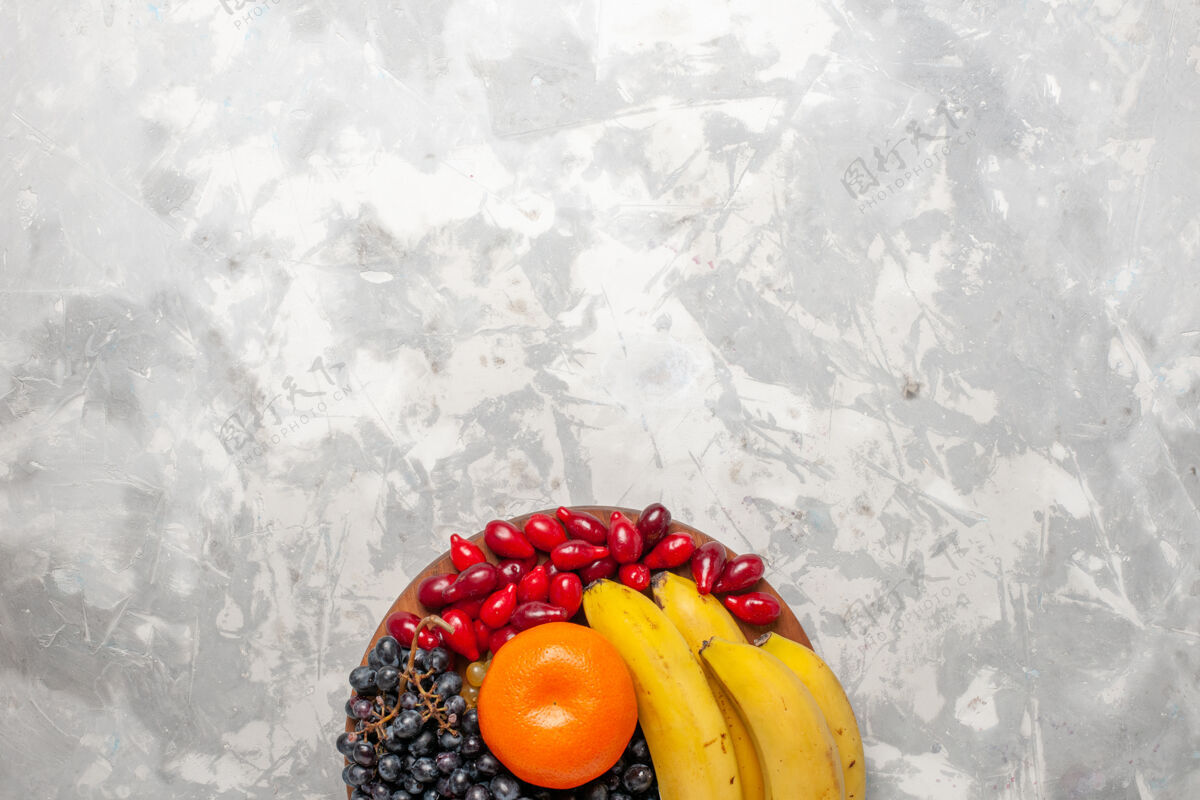 生的顶视图新鲜水果成分香蕉山茱萸和葡萄白桌水果浆果新鲜维生素手镯饮食可食用水果