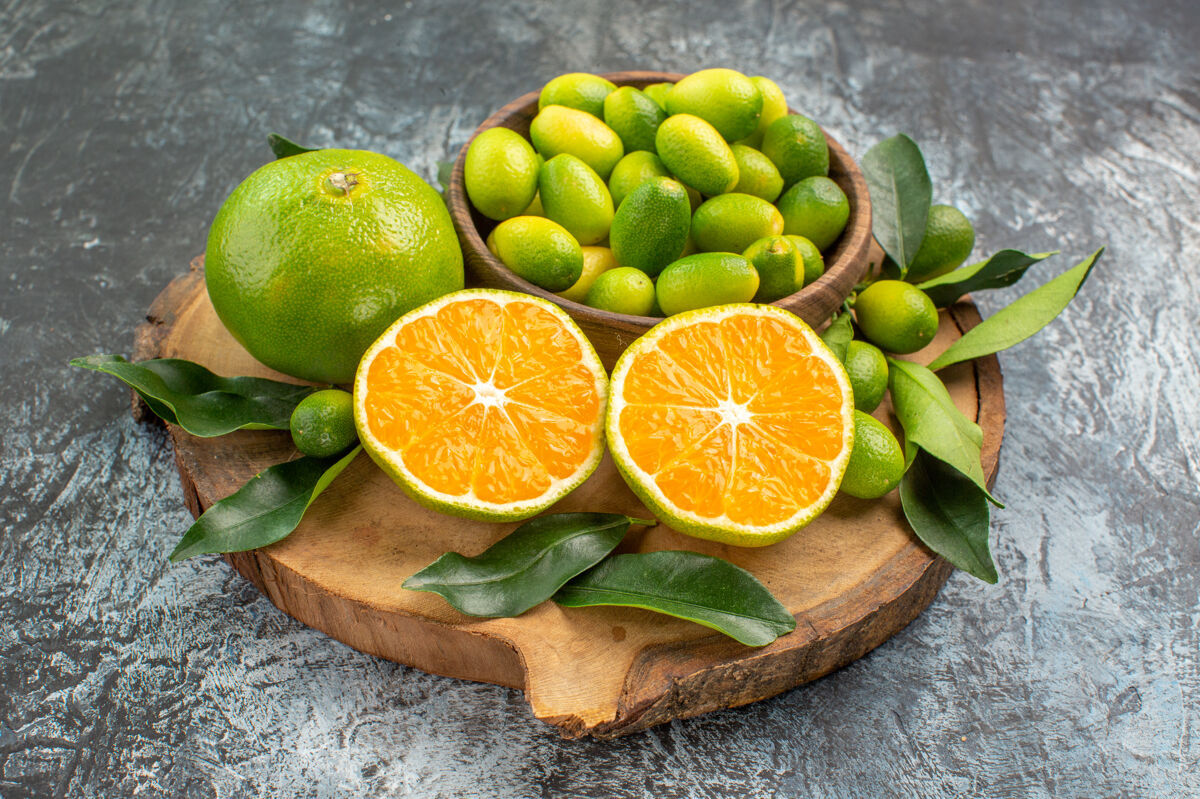 特写侧面特写查看柑橘类水果开胃柑橘类水果与树叶上的木板酸橙板健康