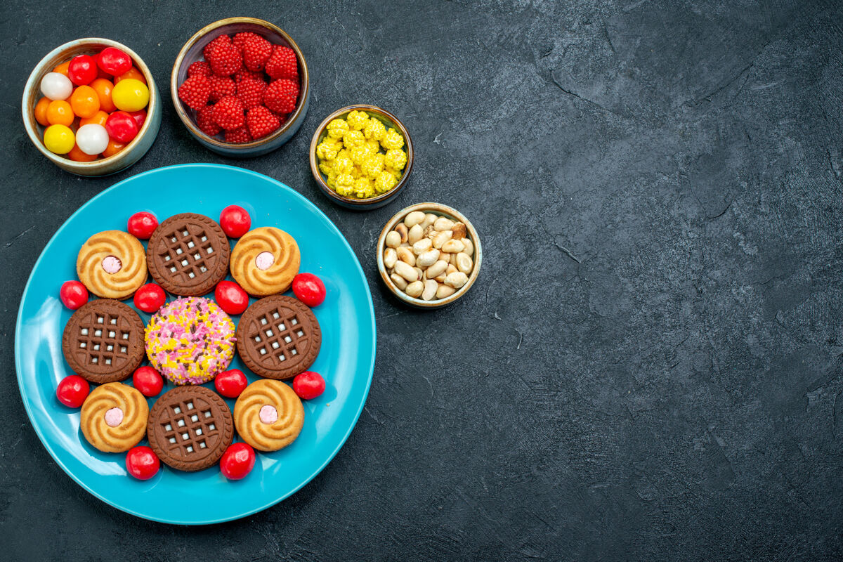 午餐顶视图不同的糖饼干与糖果的灰色表面糖糖果甜饼干饼干顶部柜台饼干