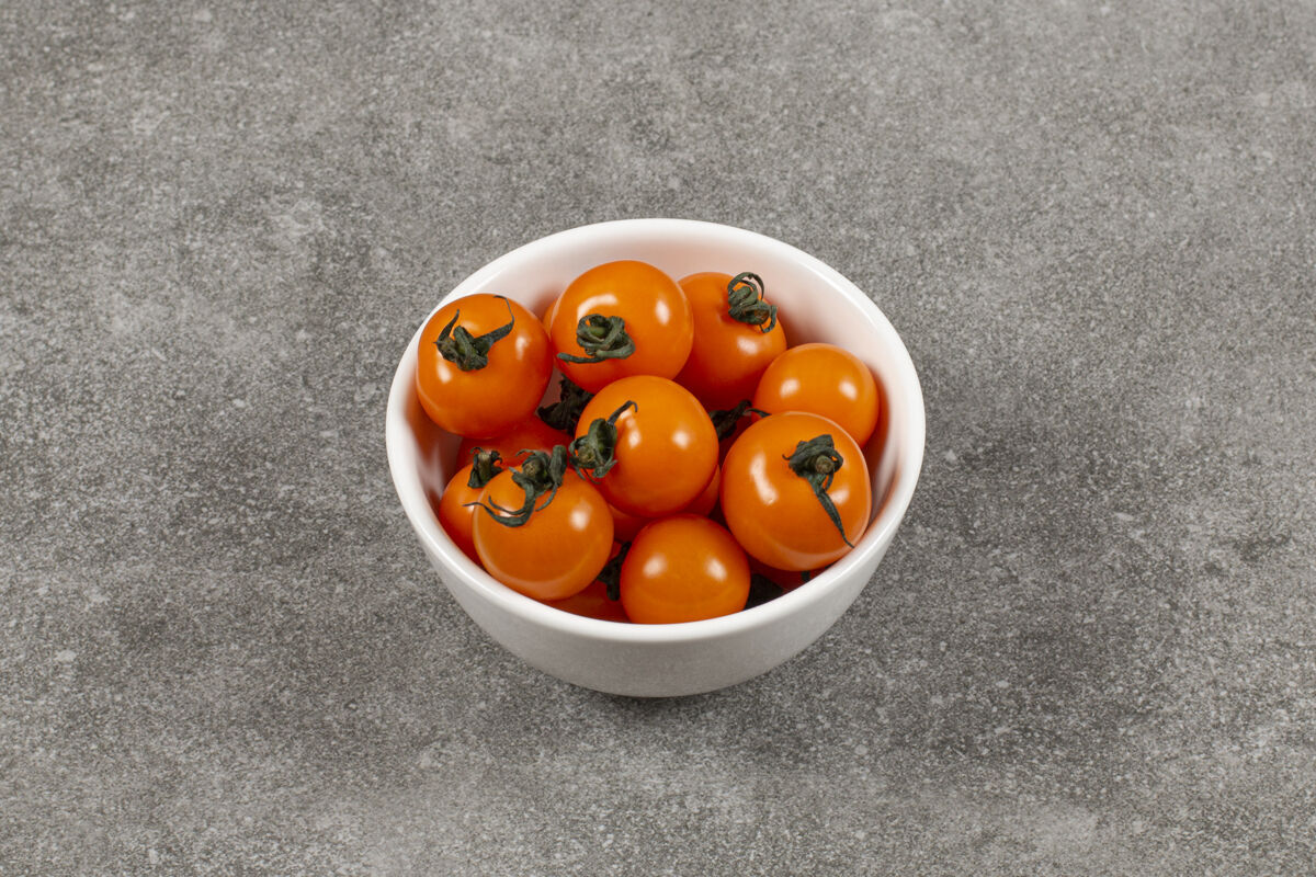 蔬菜有机西红柿在碗里 在大理石上可口农业营养