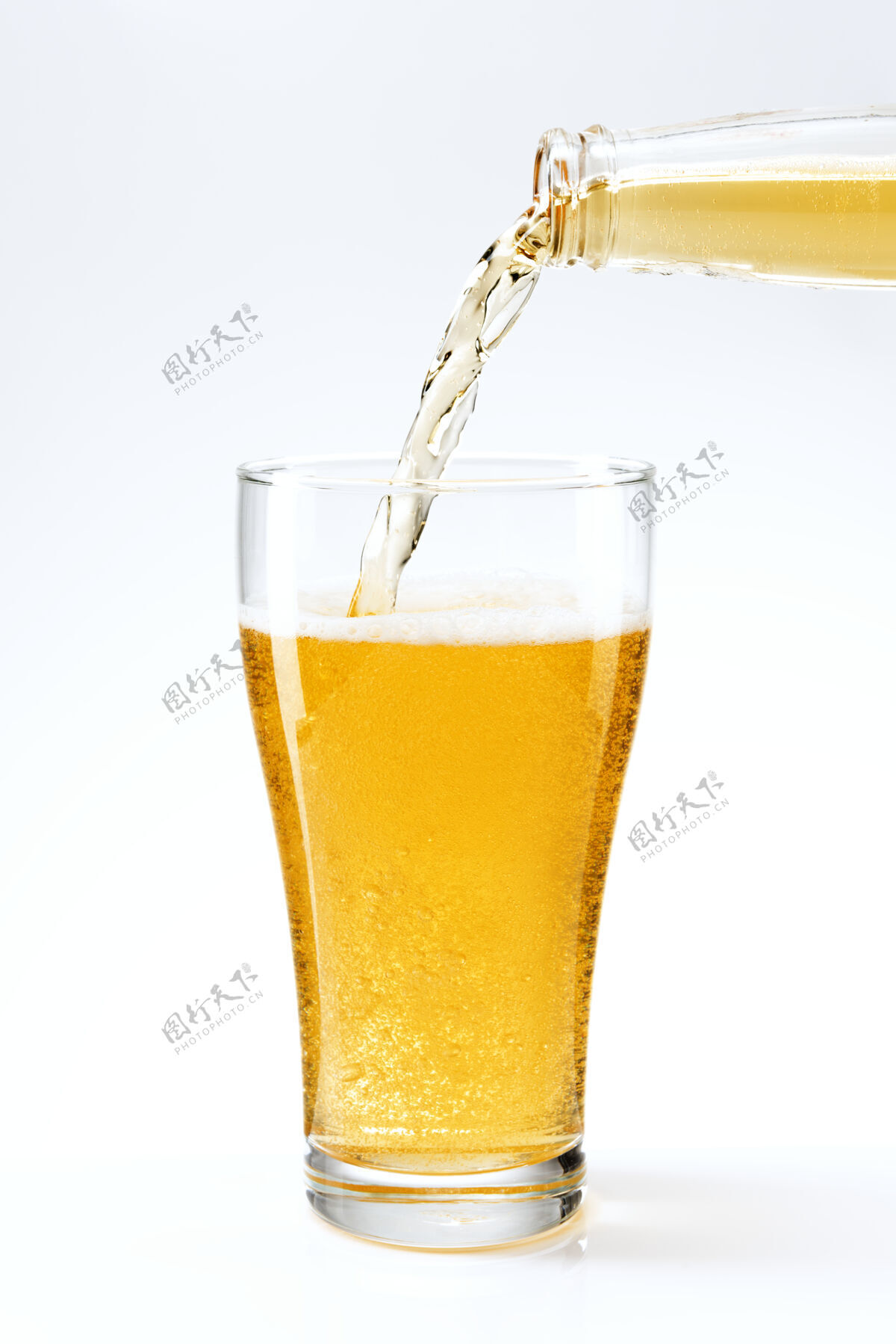 酒精饮料啤酒从啤酒瓶倒进玻璃杯滴水泡沫欢乐时光