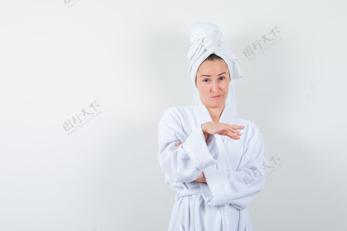 女孩身穿白色浴袍的年轻女子 用手帕遮住东西摆姿势 表情可疑 正视图人人女性