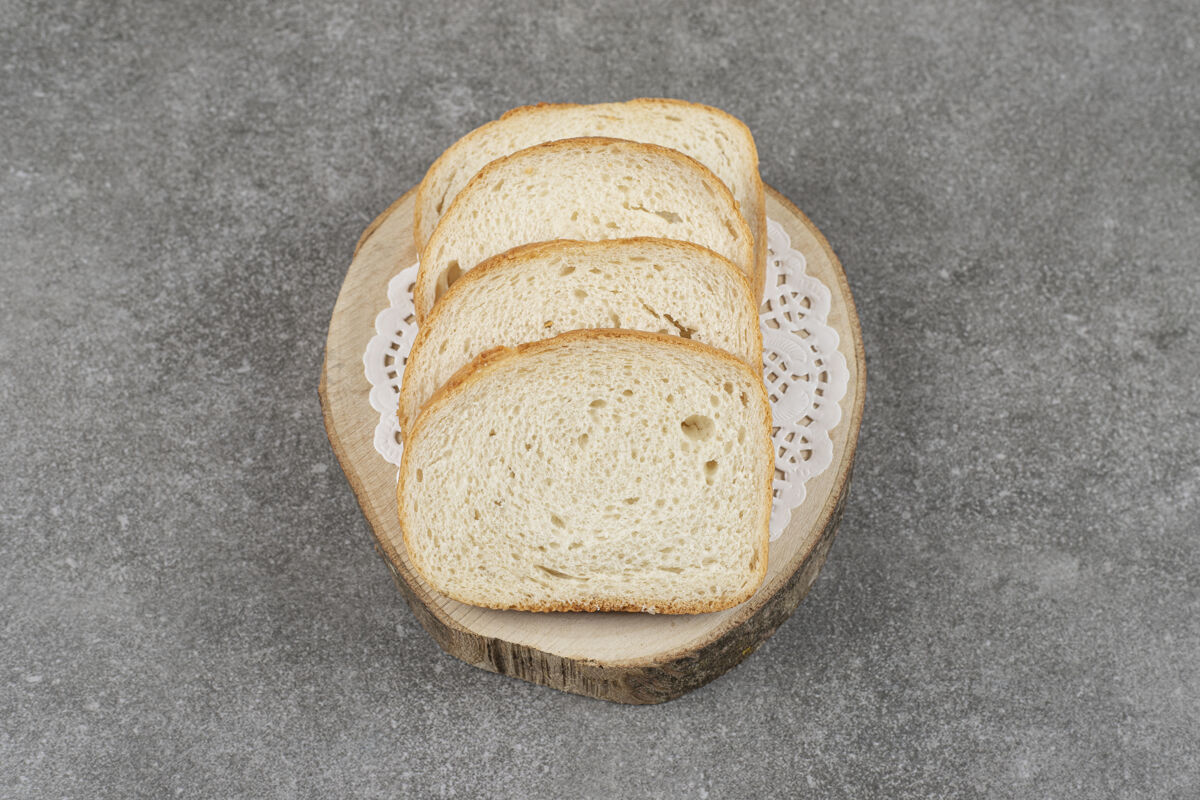 切片大理石上的白面包片面包新鲜小吃