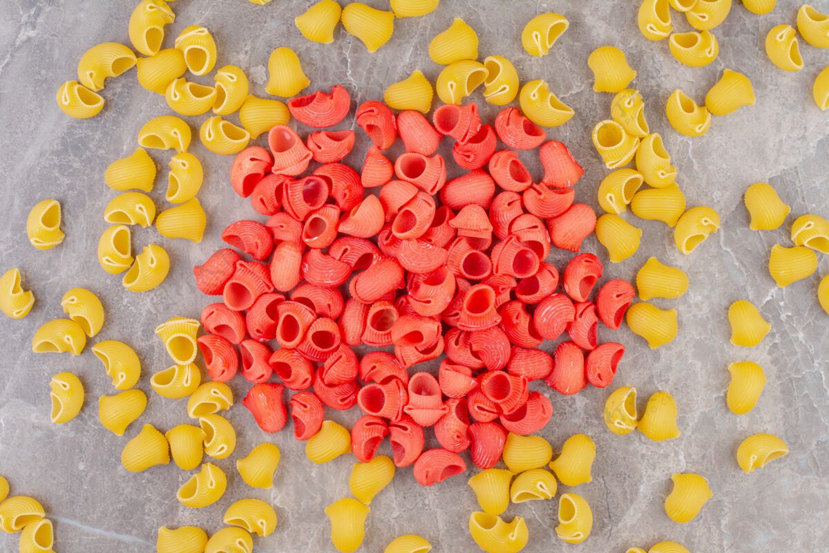 烹饪在大理石上撒上红黄相间的意大利面有机生的传统