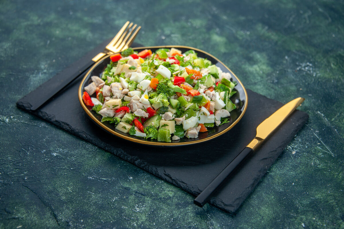 叉子前视图美味的蔬菜沙拉与叉子在黑暗的背景板内新鲜正餐深色