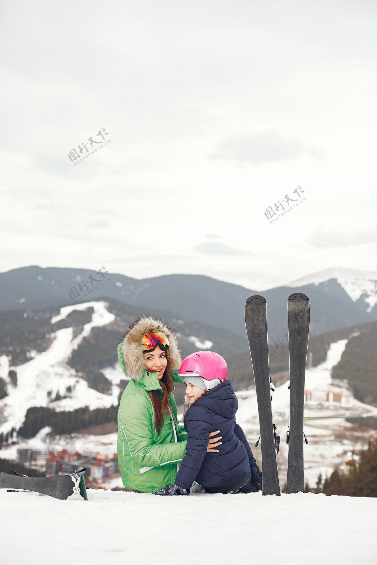 滑雪妈妈带着女儿在滑雪雪山上的人们女性二娱乐