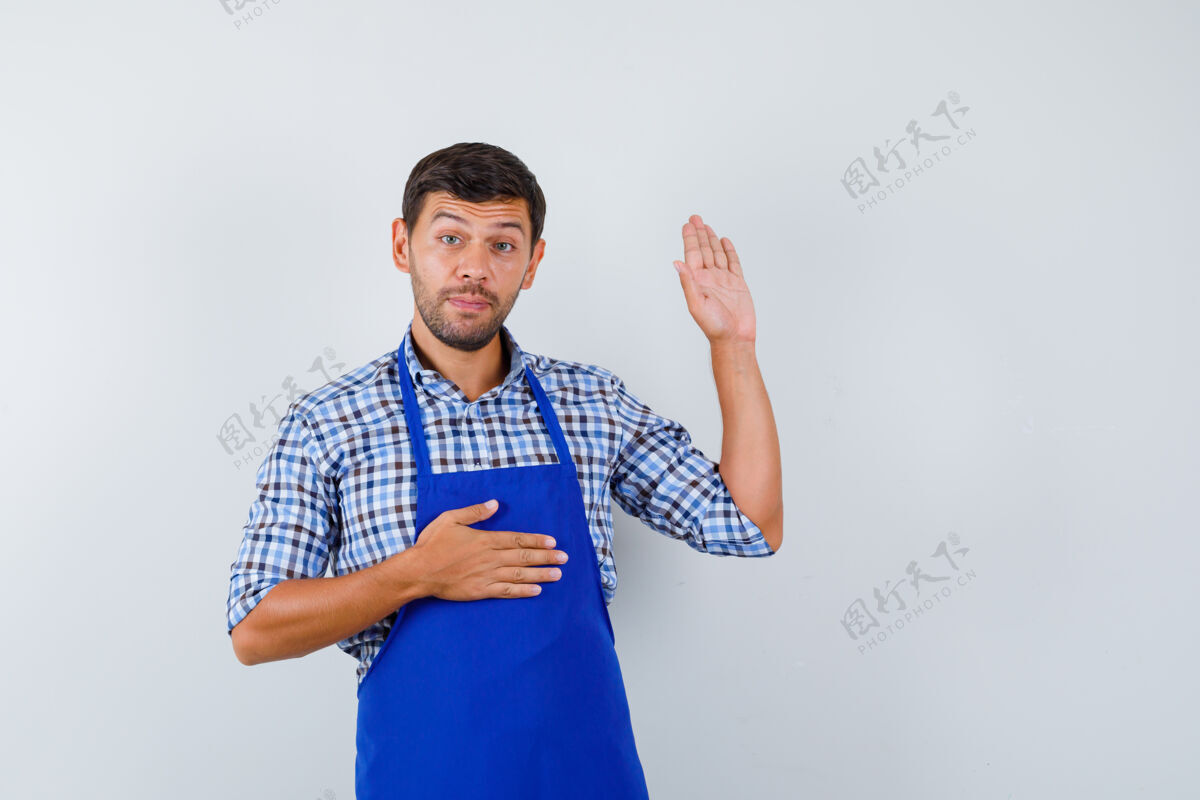 围裙穿着蓝色围裙和衬衫的年轻男厨师男士制服成人