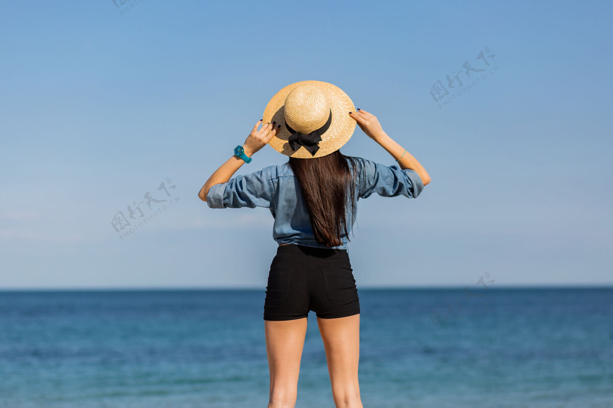 魅力从后面看戴草帽的女人 背影仰望大海放松阳光脸