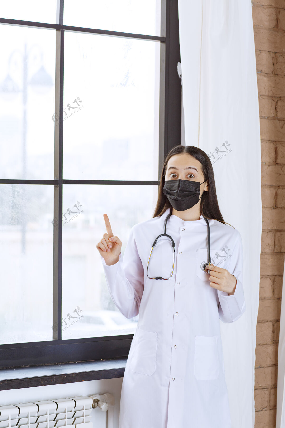 工具戴着黑色口罩的医生拿着听诊器站在窗边 有个好主意模型健康治疗