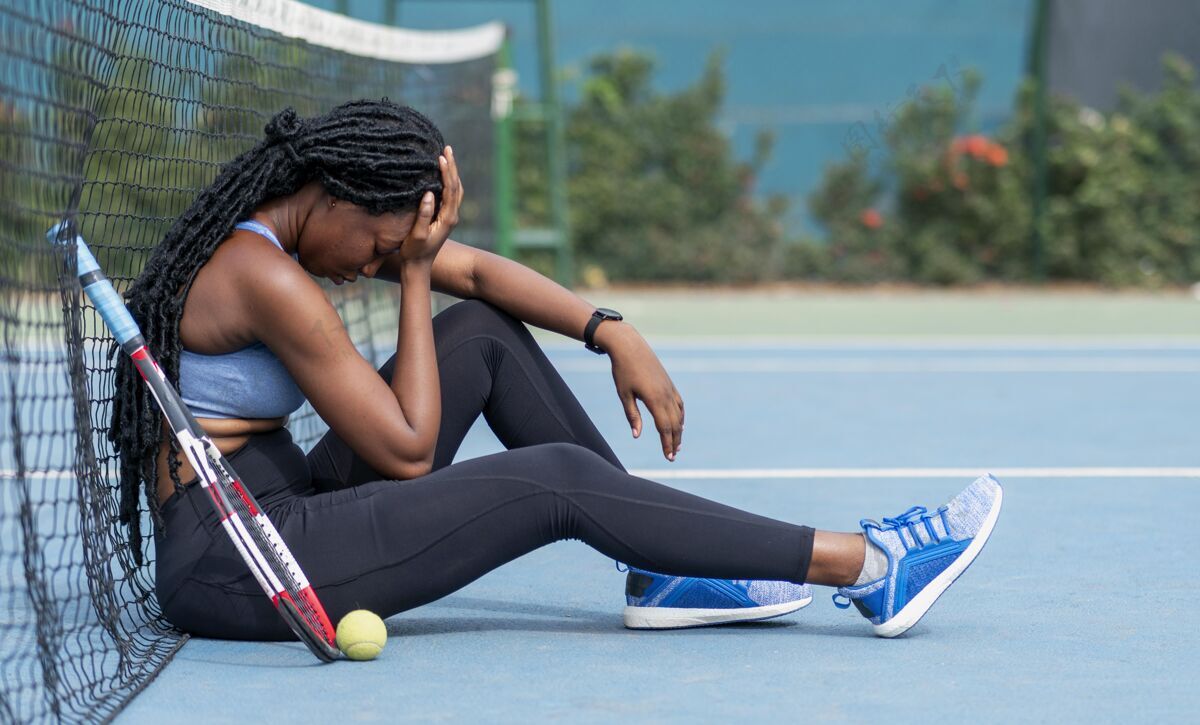 训练打网球的女人网球体育练习