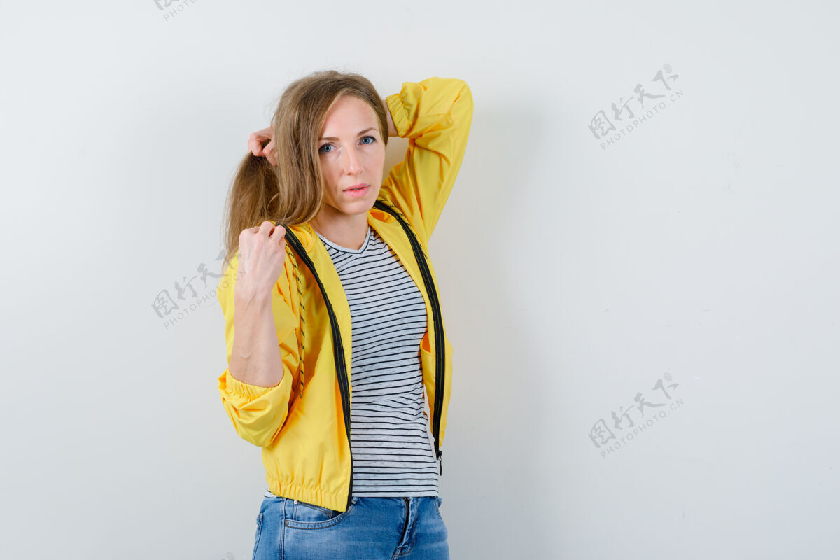 女人穿着黄色夹克的金发女郎运动女人夹克