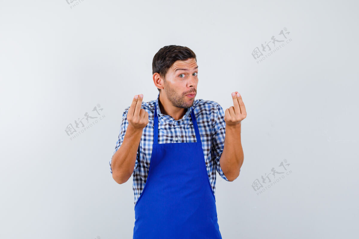 年轻穿着蓝色围裙和衬衫的年轻男厨师男士衬衫制服