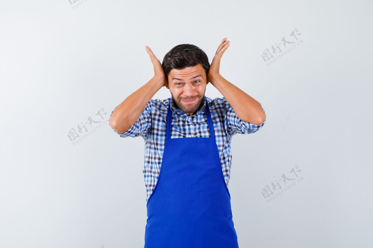 成人穿着蓝色围裙和衬衫的年轻男厨师男士衬衫帅哥