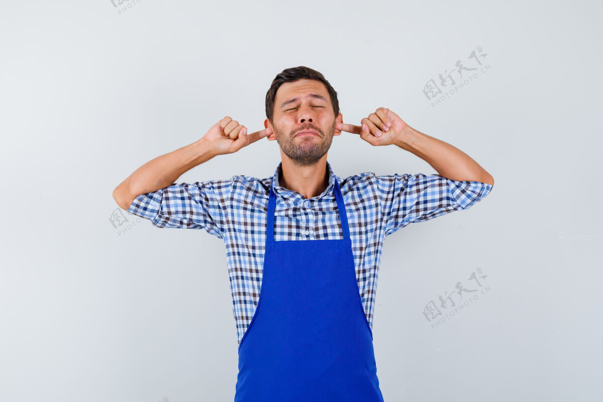 成人穿着蓝色围裙和衬衫的年轻男厨师制服男士烹饪