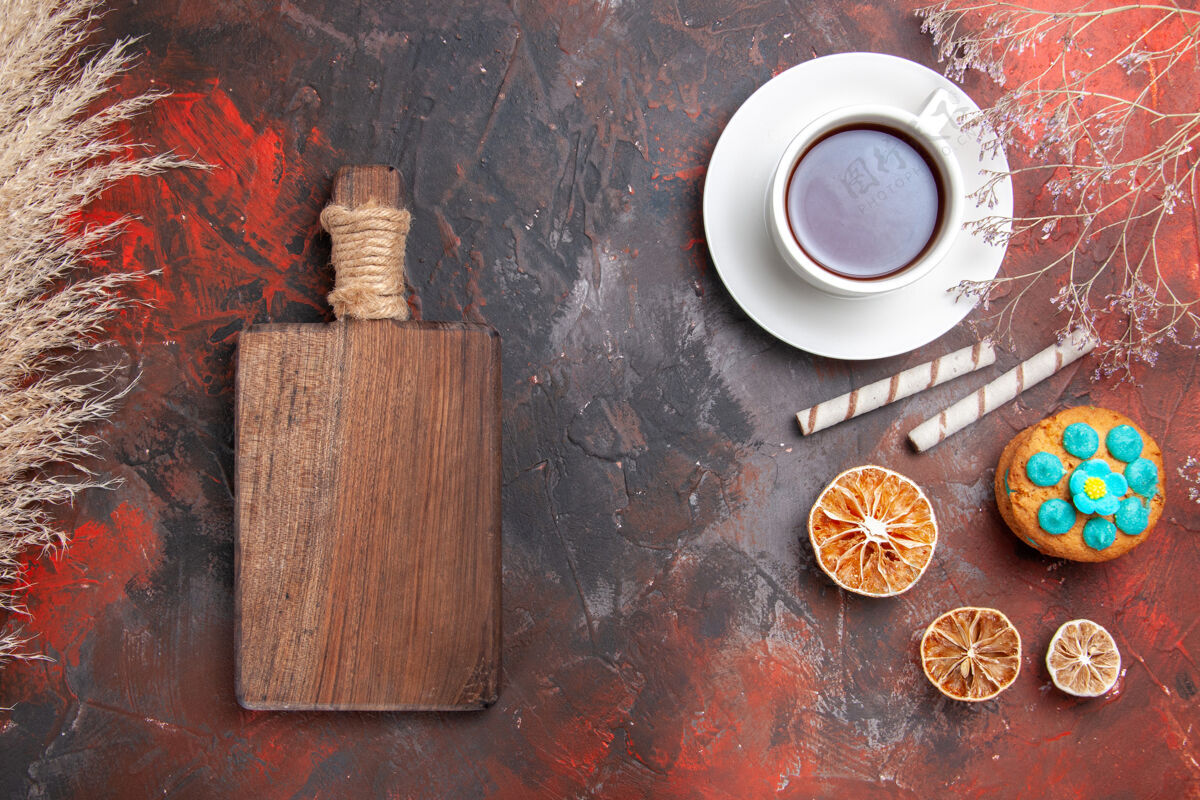 茶在黑暗的桌子上俯瞰一杯茶和饼干筒子咖啡香气