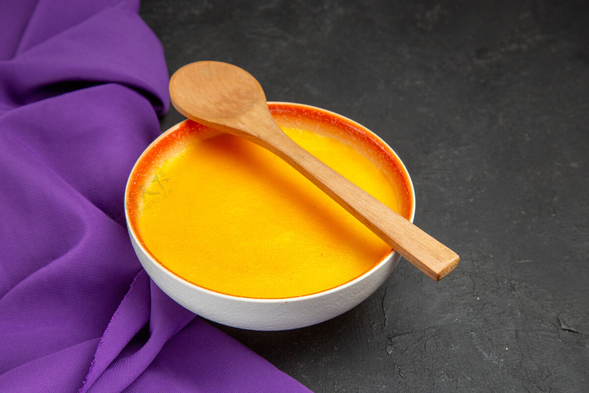 容器灰色桌子上简单的南瓜汤汤匙光滑的勺子健康