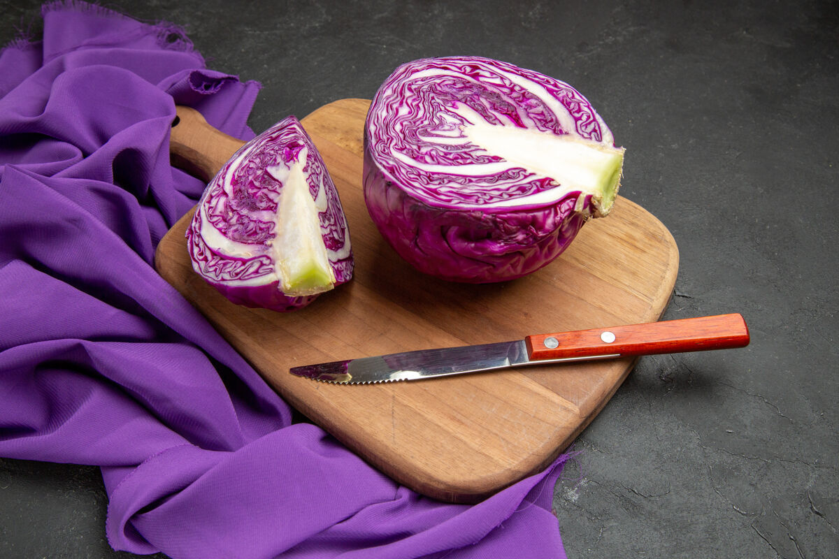 刀正面图红色卷心菜切片蔬菜上深色餐桌沙拉饮食健康节食蔬菜沙拉