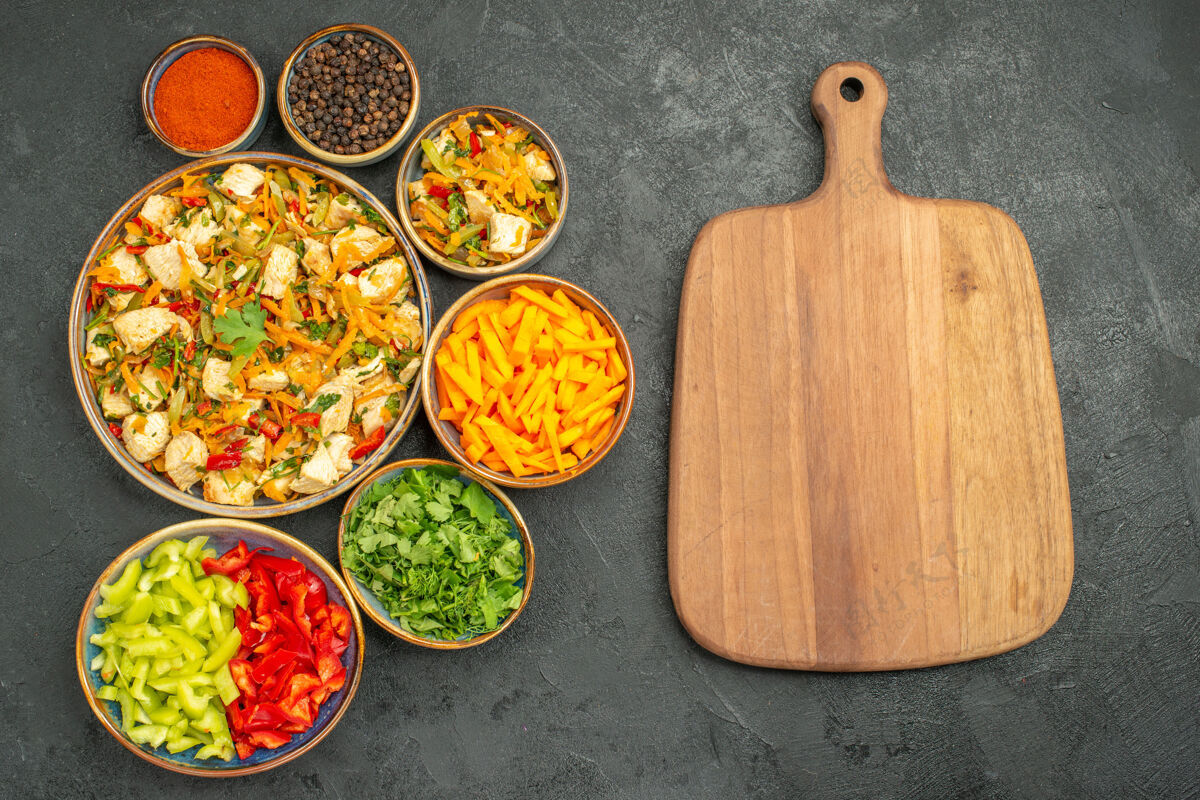 勺子顶视图鸡肉沙拉搭配蔬菜上深色餐桌饮食沙拉健康蔬菜盘子鸡肉沙拉