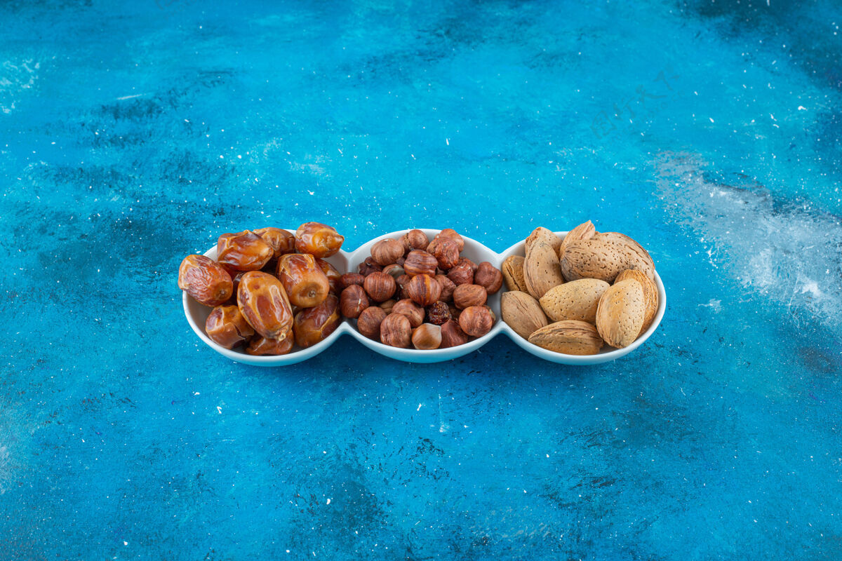美味在蓝色表面的碗里混合着坚果可口风味自然