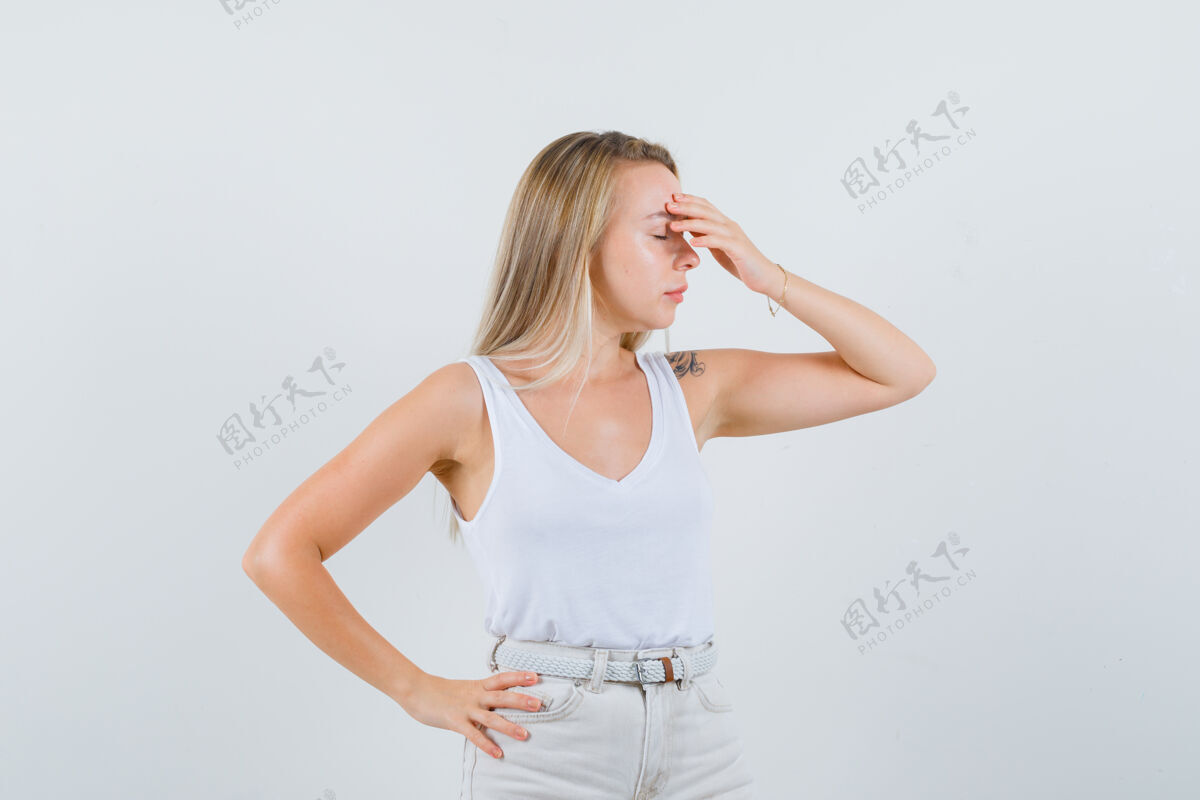 头发一位身穿白衬衫的年轻女士把手放在额头上 神情焦虑眼镜前额衬衫