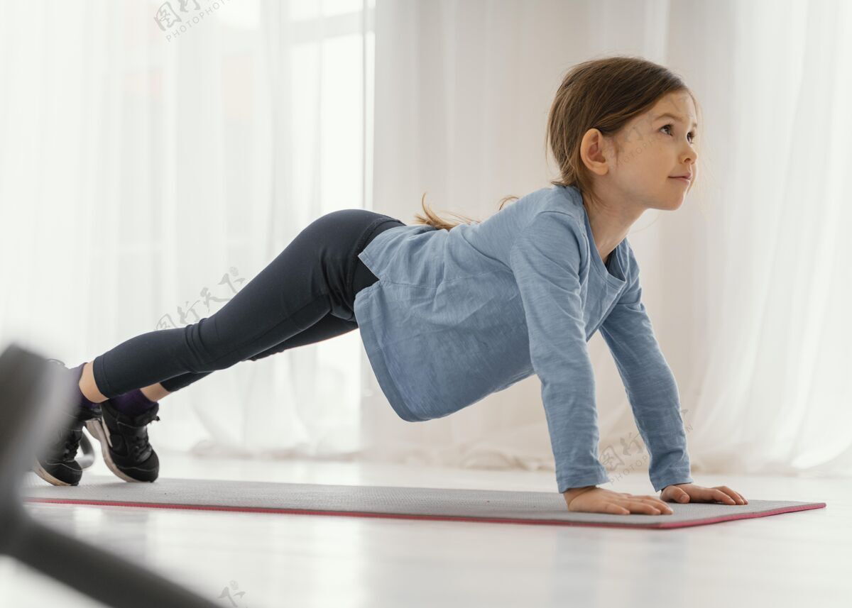 健康全场女孩在垫子上训练？在家里练习运动女孩