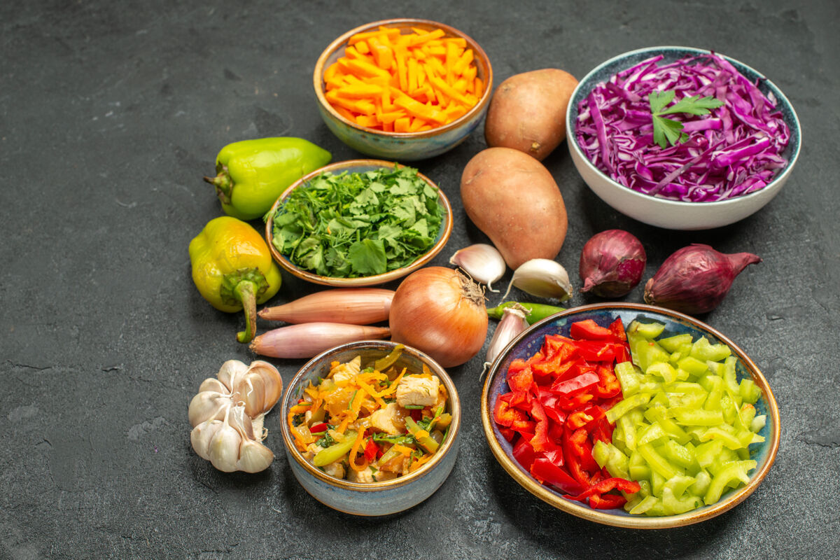 新鲜前视图不同的蔬菜切片与绿色暗表健康餐饮食生菜蔬菜食物