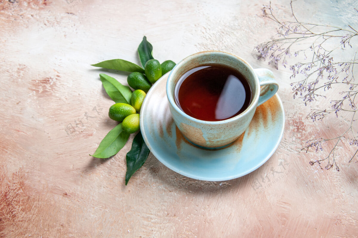 马克杯侧面特写一杯茶一杯茶上碟柑橘类水果茶咖啡酒精