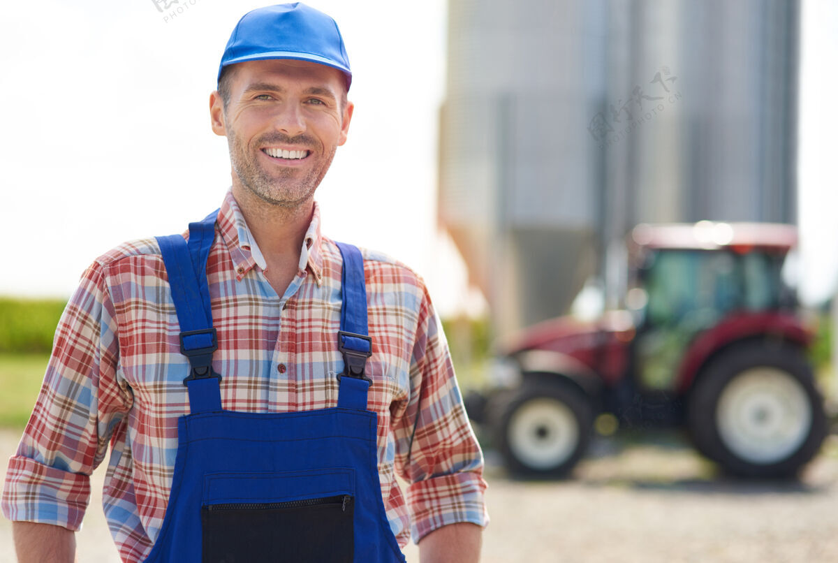 微笑年轻的农夫在打理他的生意事业年轻快乐