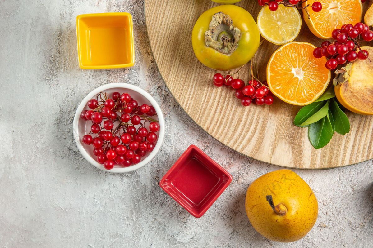 水果顶视图水果组成不同的水果在一张白色的桌子上成熟新鲜的浆果不同饮食水果成分