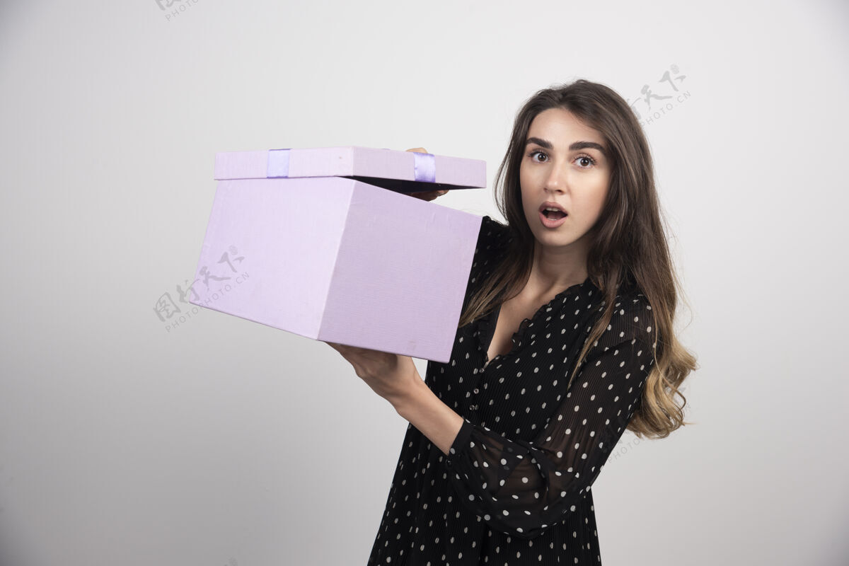 盒子手持紫色礼盒的年轻女子情感女士持有