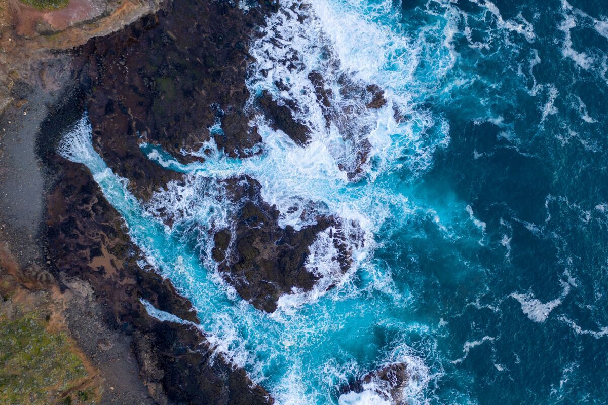 海岸海浪冲击岩石的鸟瞰图风暴崩溃电力