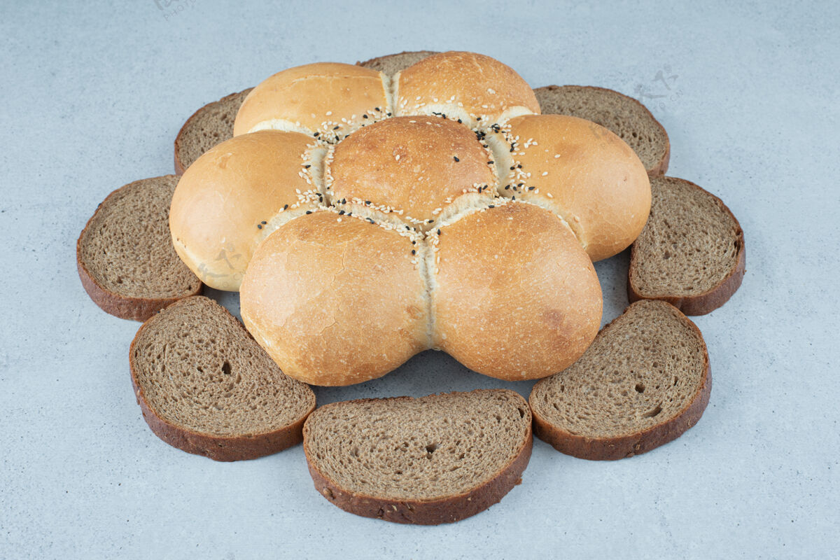 石头石头表面的花形面包和黑麦片有机面包面包