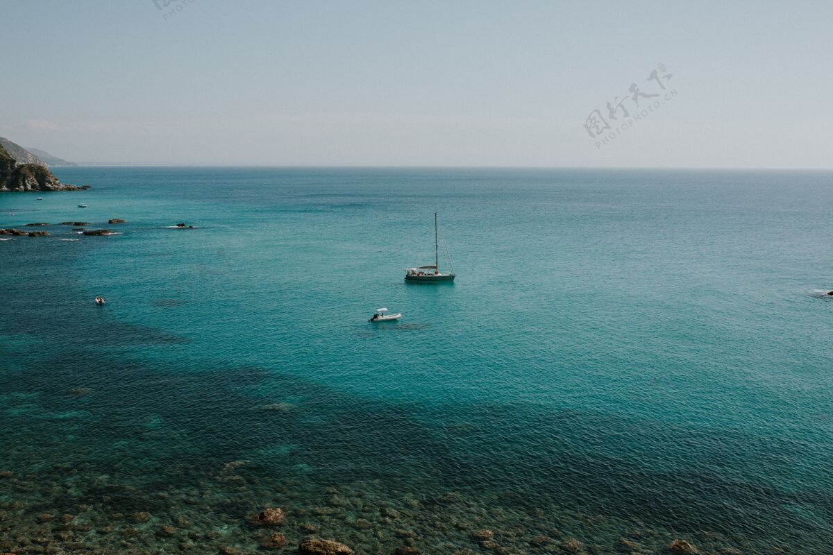 景色在碧绿的海水中欣赏美丽的船景和清晰的天际线天空海洋船