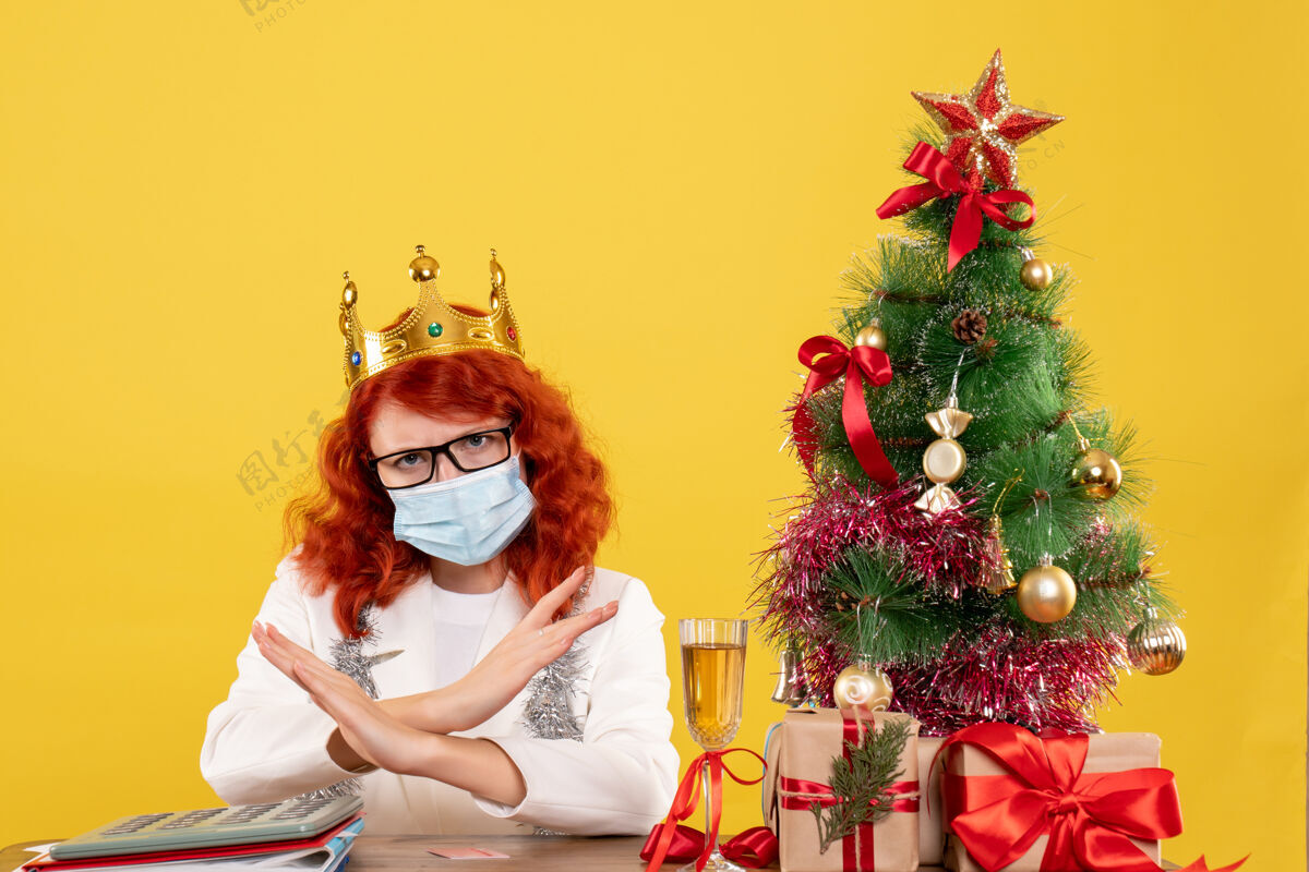 年份正面图：戴着无菌面罩戴着皇冠的女医生情绪圣诞节成人
