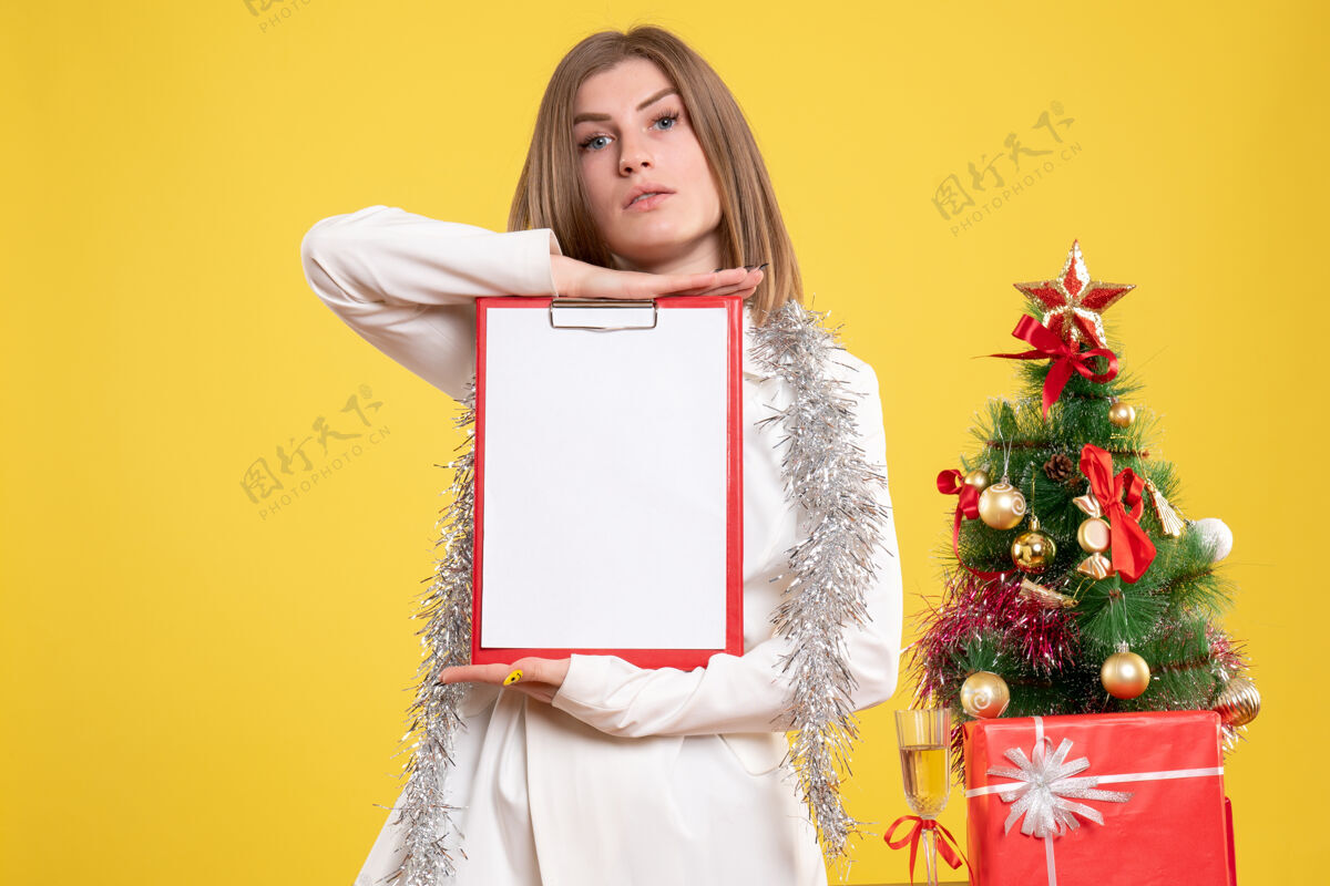 时尚前视图女医生拿着文件注意圣诞节举行成人