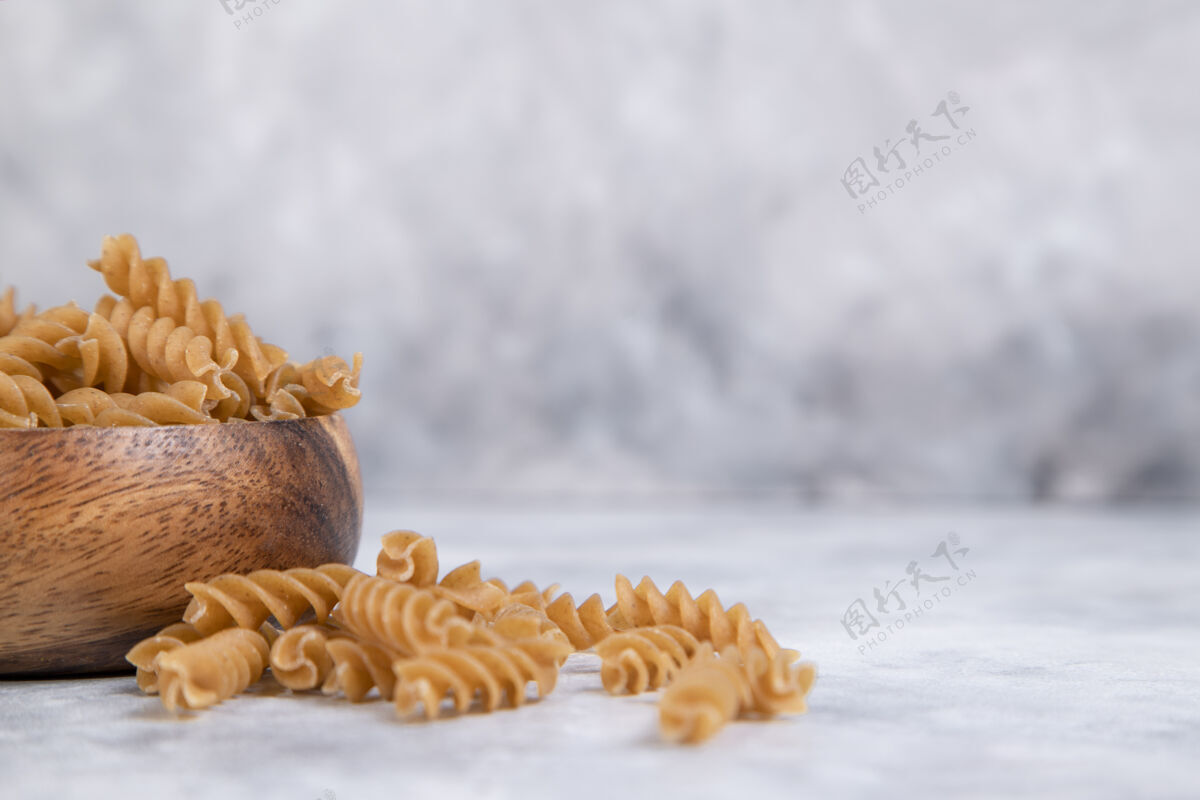 形状一个木制的意大利生面碗高品质的照片桌子生的餐