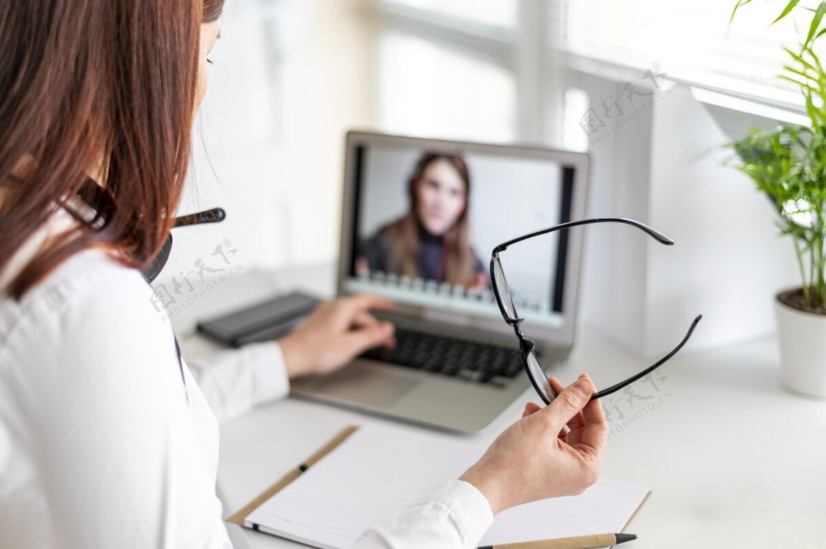 笔记本电脑工作中的肖像女性在笔记本电脑上进行视频通话视频通话办公室女性